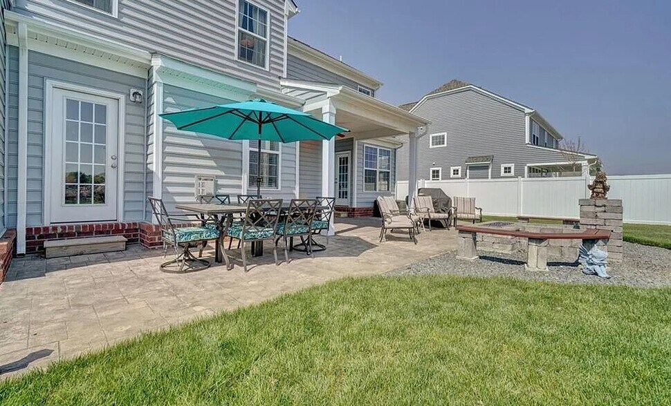 Building Photo - 561 Graphite Trl