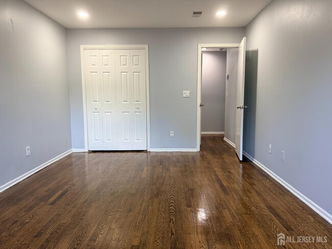 Building Photo - 128 College Dr
