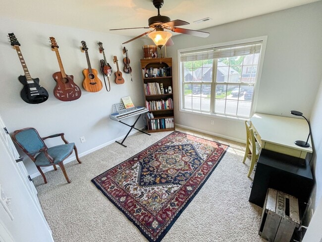 Building Photo - Beautiful 4 bedroom Near Post!