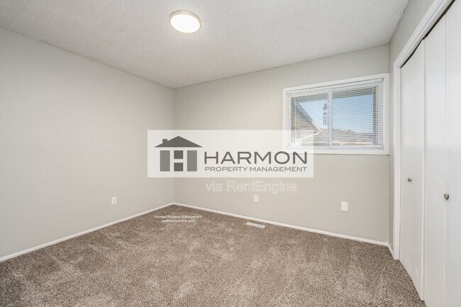 Building Photo - 3153 S Pinecrest Ave