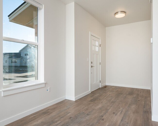Building Photo - 5575 Westmorland Dr