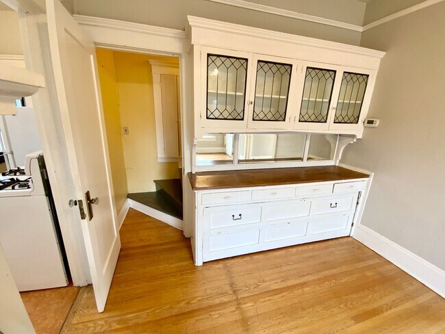 Building Photo - Unique Vintage 1 Bedroom 1 Bath Apartment ...