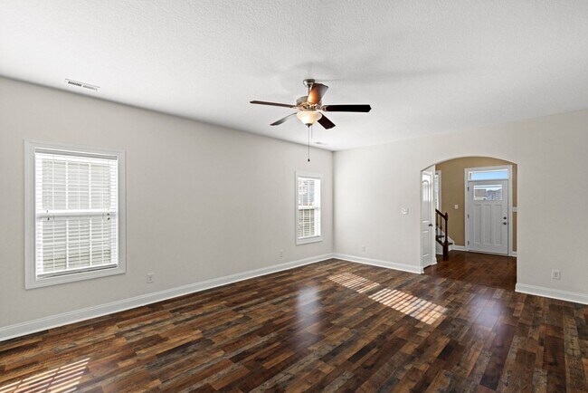 Building Photo - Large 5 bedroom home- don't miss this one!