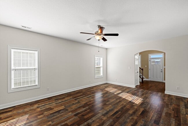 Building Photo - Reduced AND $500 OFF Move in Special! 5 bedroom Home