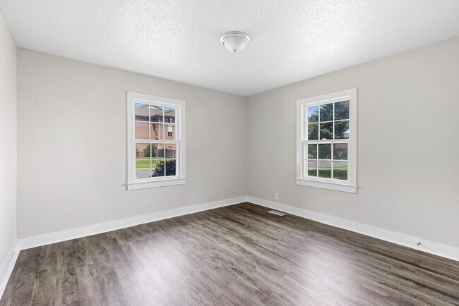 Building Photo - Spacious beautiful 4-bedroom 1 bath home