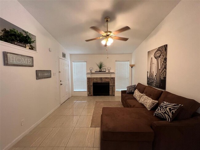 Building Photo - 3900 Woodchase Dr