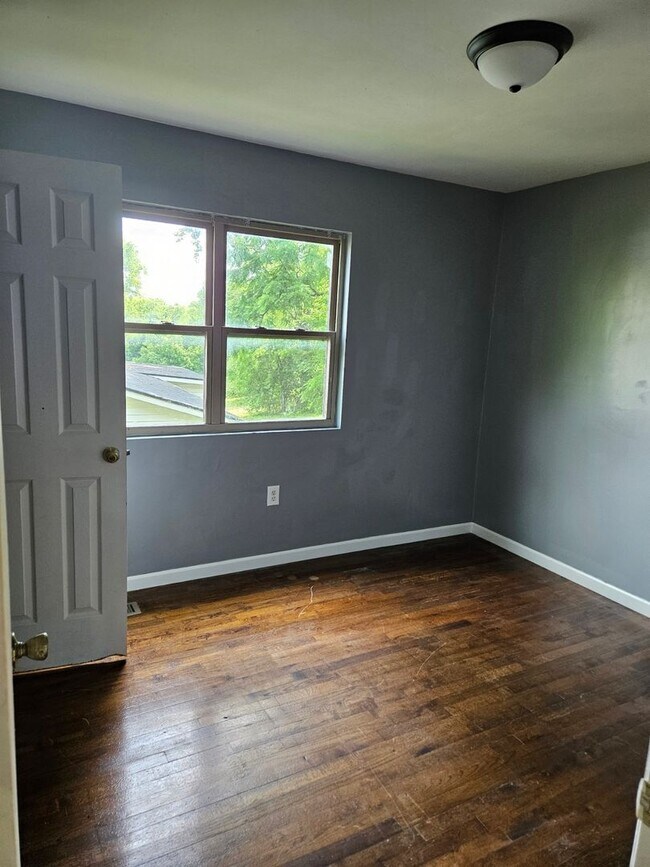 Building Photo - *Knoxville 37917 - FIVE bedroom, 2 bath newly remodeled home - Call Brad Croisdale (865) 805-9964