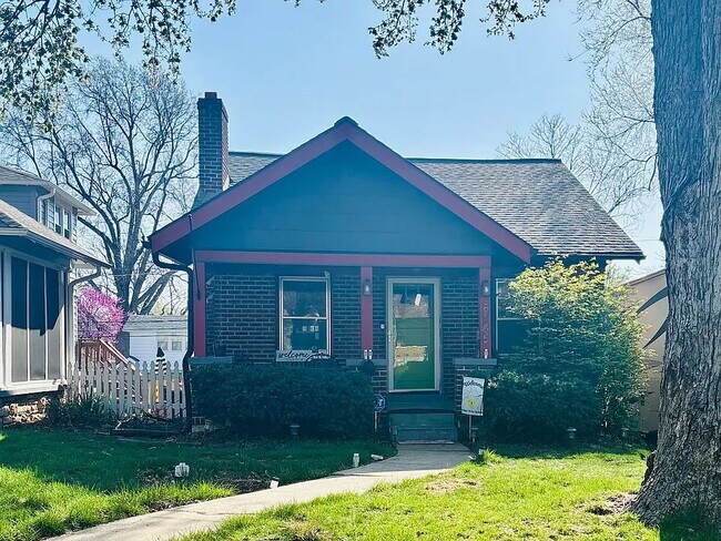 Building Photo - "Charming 3-Bed, 2-Bath Home on Holmes St, Kansas City - Your Cozy Retreat Awaits!"