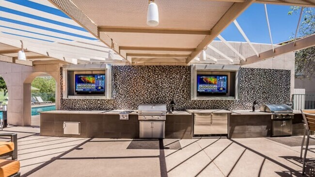 Building Photo - 10950 N La Cañada Dr