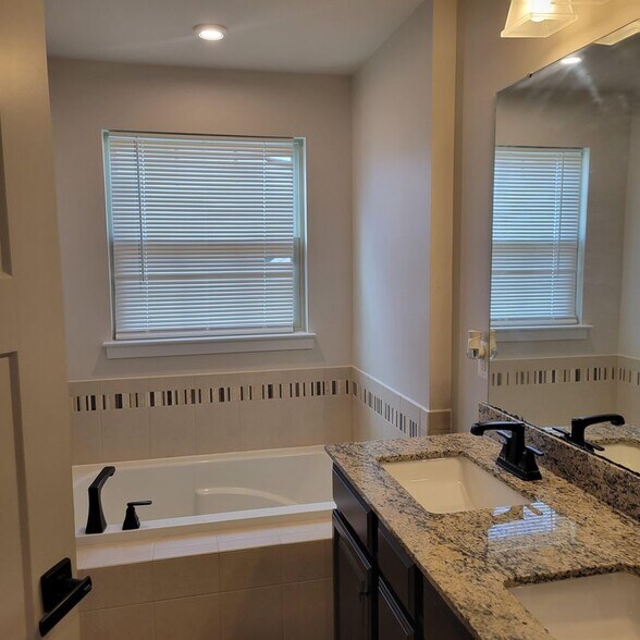 Building Photo - 18109 Red Cedar Rd