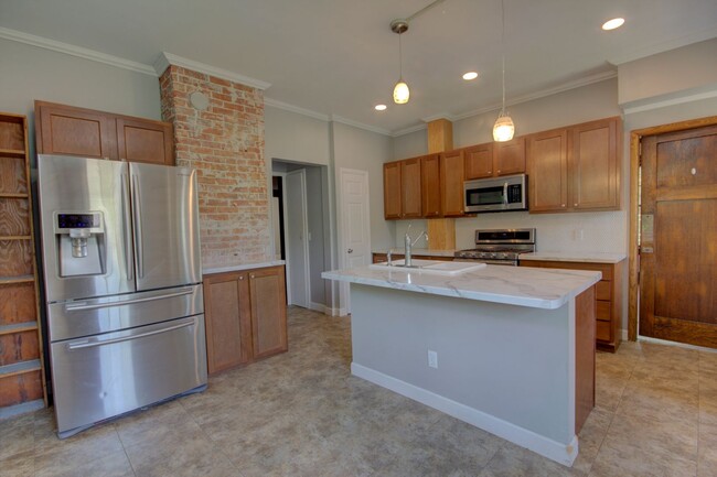 Building Photo - Charming 4 bed home