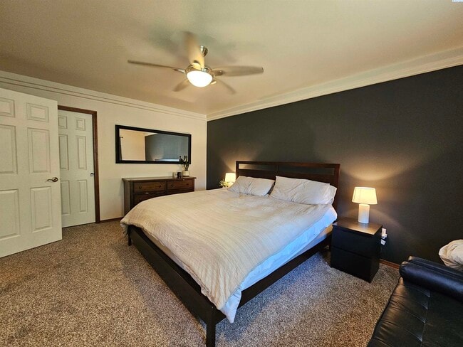 Building Photo - Well Kept Townhouse with Yard Care Included