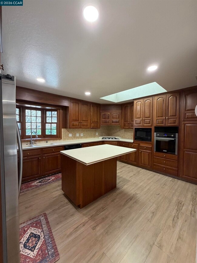 Building Photo - 2994 Roundhill Rd