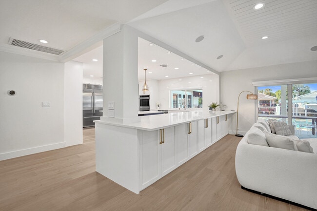 Building Photo - 885 Nafa Dr