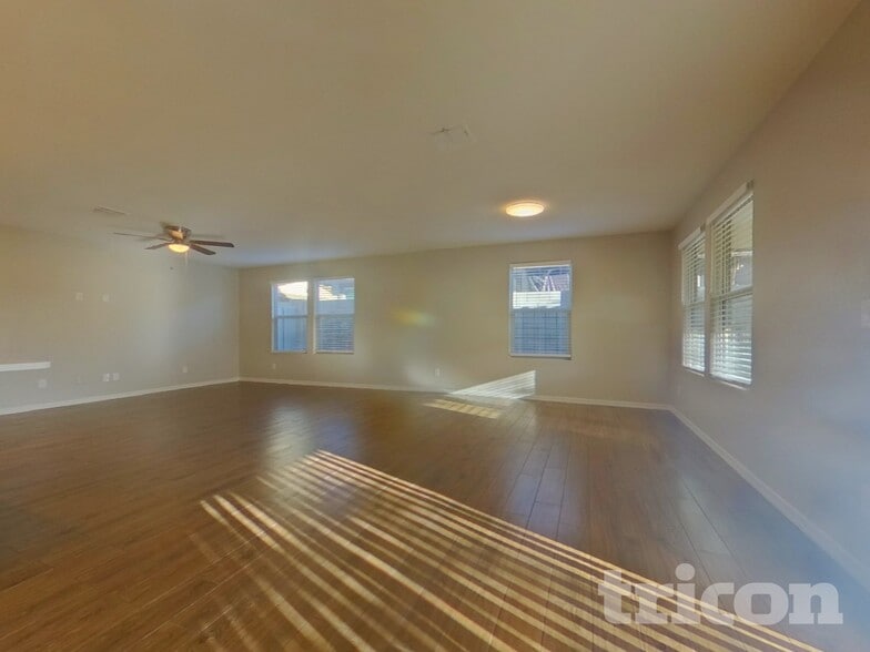 Building Photo - 11641 N 165th Ln