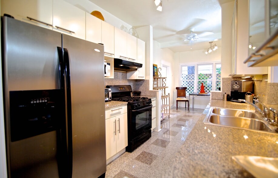 Kitcehn - 2508 Van Buren St