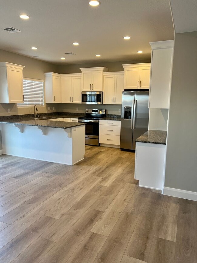 Building Photo - Beautiful newer 3 bedroom, 2.5 bathroom townhome! Amazing views!