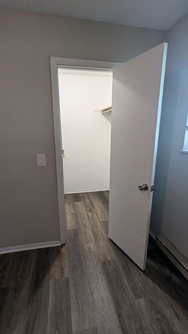 Building Photo - 801 Kerns Dr NE