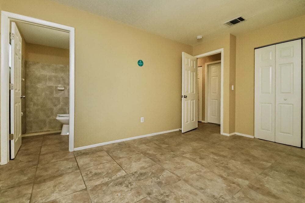 Building Photo - 2396 Roxbury Cir