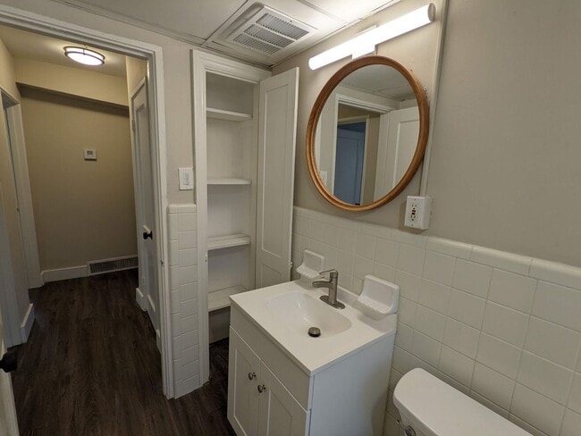 Building Photo - 2 Bedroom 1 Bath in Prime Location