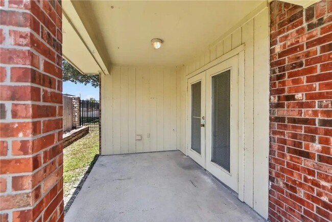 Building Photo - 4022 Wood River Dr