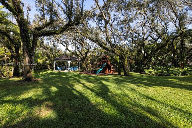 Building Photo - 10100 Lakeside Dr