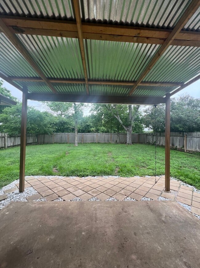 Building Photo - Lovely Home on Corner Lot!