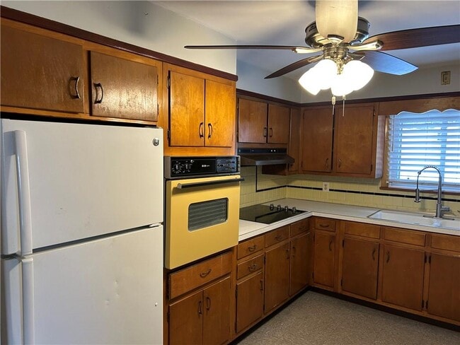 Building Photo - 103 Oak St