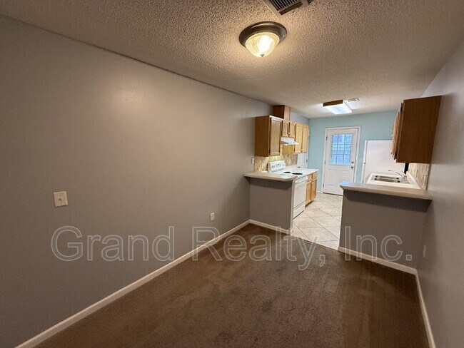 Building Photo - 1015 Peakview Dr