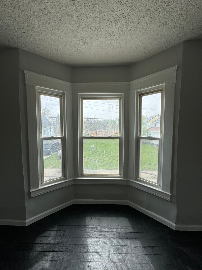 Building Photo - 3860 E 72nd St