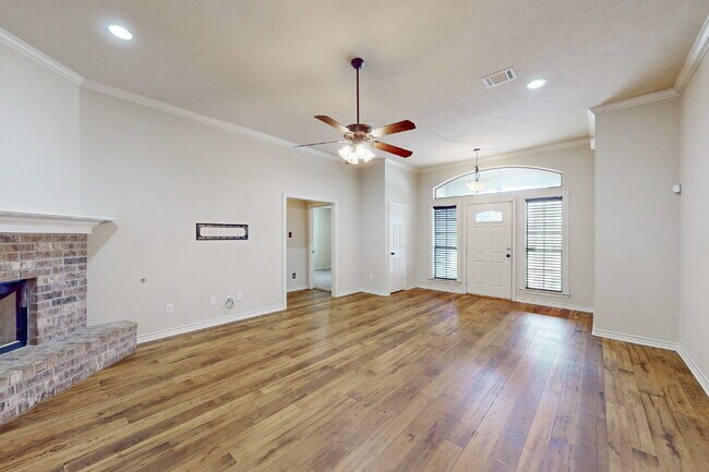 Building Photo - 5 Bedroom, 3 Bathroom, with easy access to shopping and schools