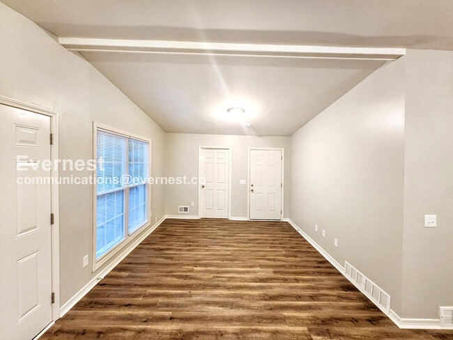 Building Photo - 3024 Pasadena Dr