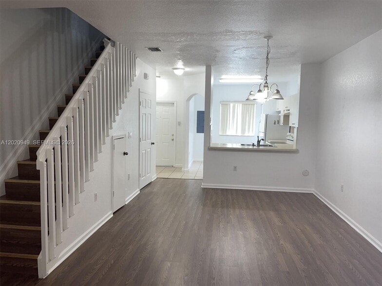 Building Photo - 8835 S Isles Cir