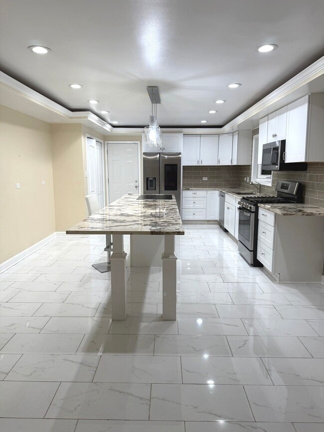 Building Photo - 17312 Valley View Dr