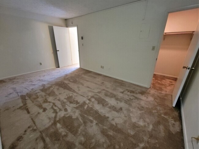 Building Photo - Desirable High Country Condo, Larger 1/1; Will Go Fast!!!!