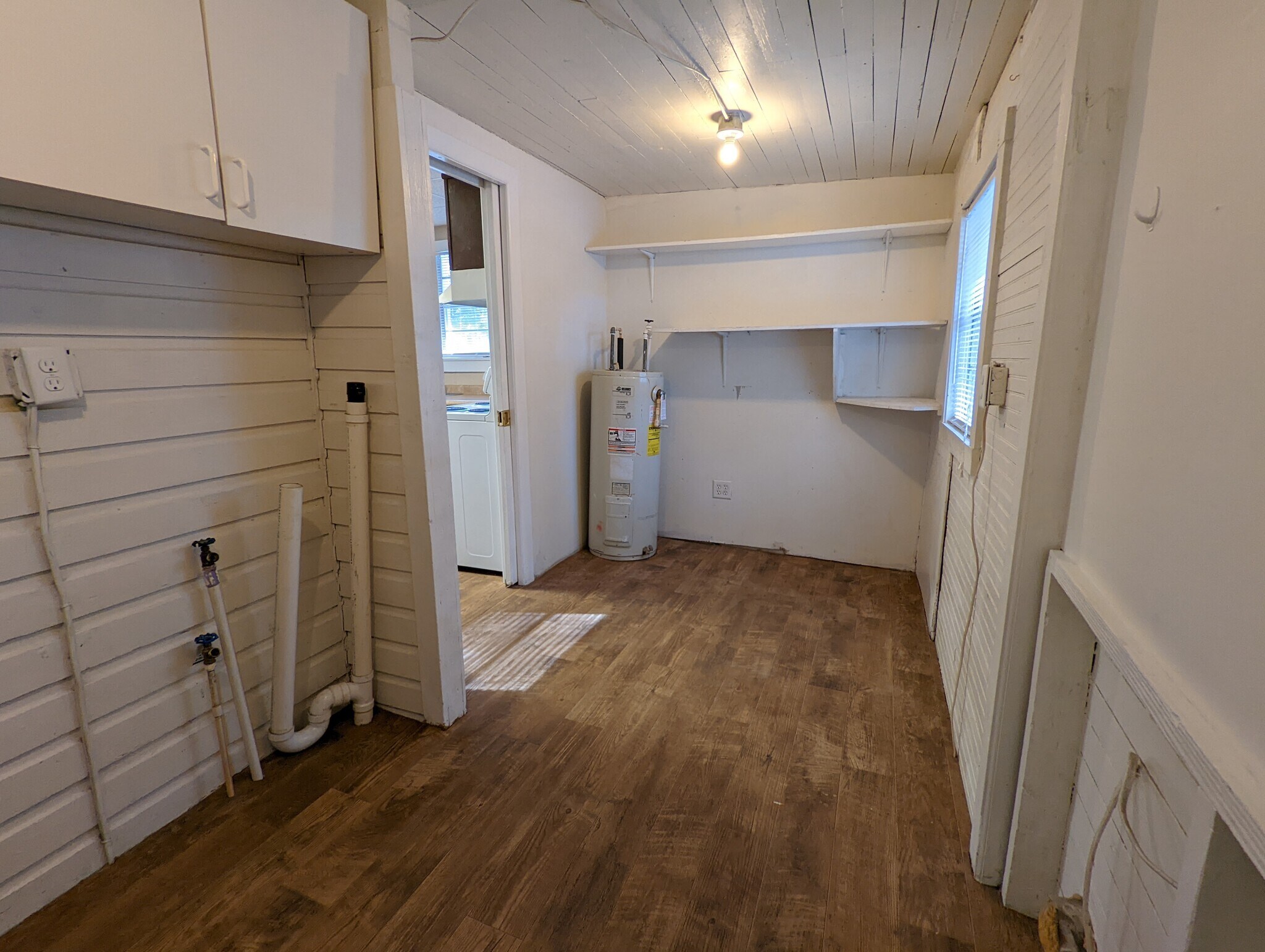 Utility/laundry - 804 N Maple St