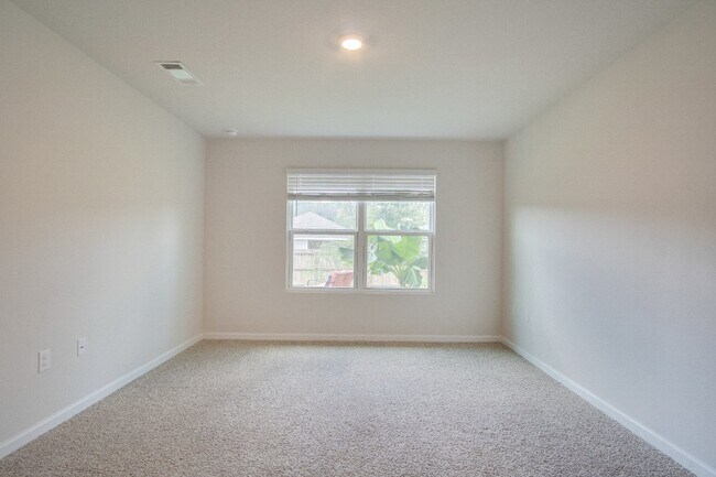 Building Photo - 4-Bed, 2-Bath Home in Woodlands Subdivision with Solar, Open-Concept Living, Modern Kitchen, Fenc...