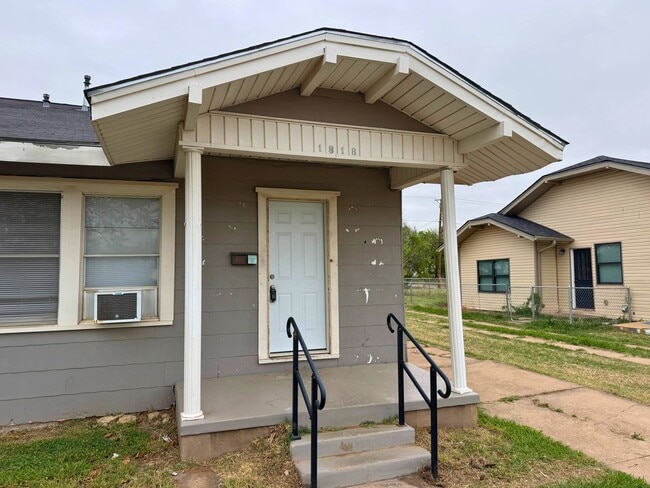 Building Photo - 1818 Collins Ave