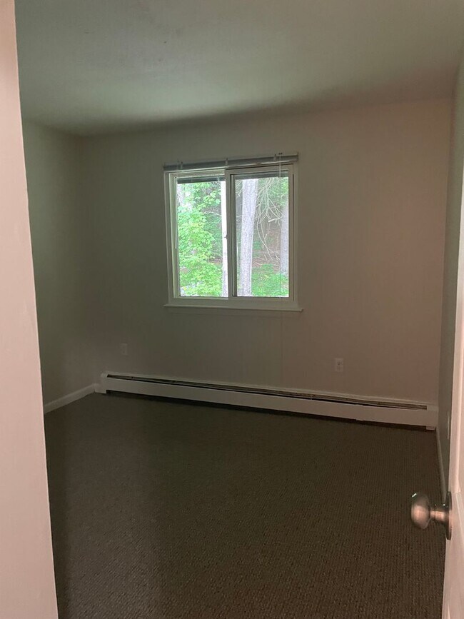 Building Photo - Spacious 3 Bedroom Townhouse