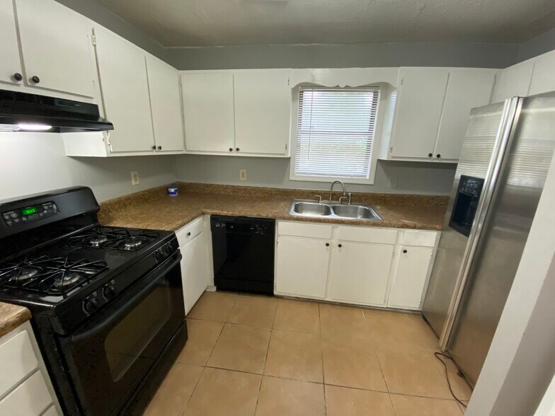 Building Photo - 5600 Windwood Rd