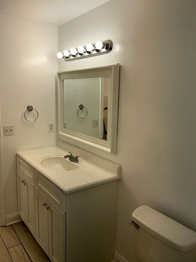 Building Photo - Beautiful 3BR 2BA condo located in the Decoverly neighborhood of Rockville