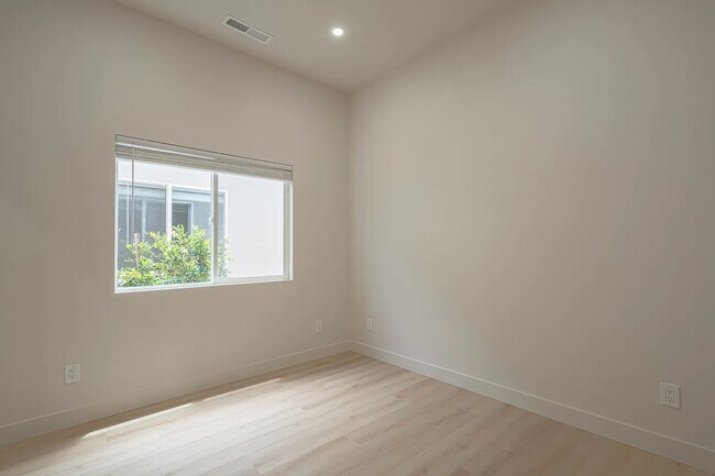 Building Photo - 987 Harcourt Ave