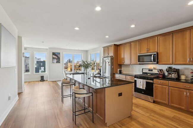 Building Photo - Gorgeous 3BD/2.5BA Waterfront Townhome!