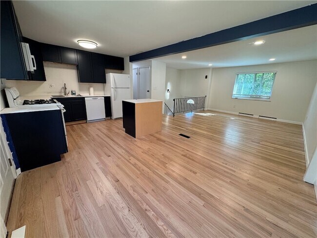 Building Photo - 111 Treeview Dr