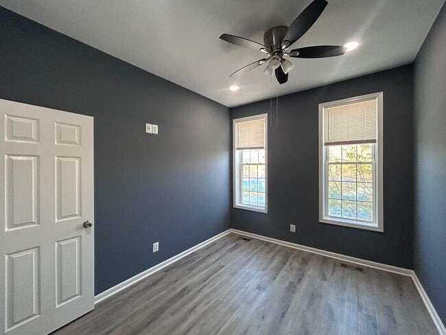 Building Photo - 2 Bedroom PLUS DEN