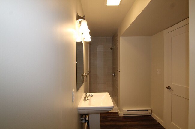 Building Photo - Beautifully remodeled and completed 1 bedroom apartment.