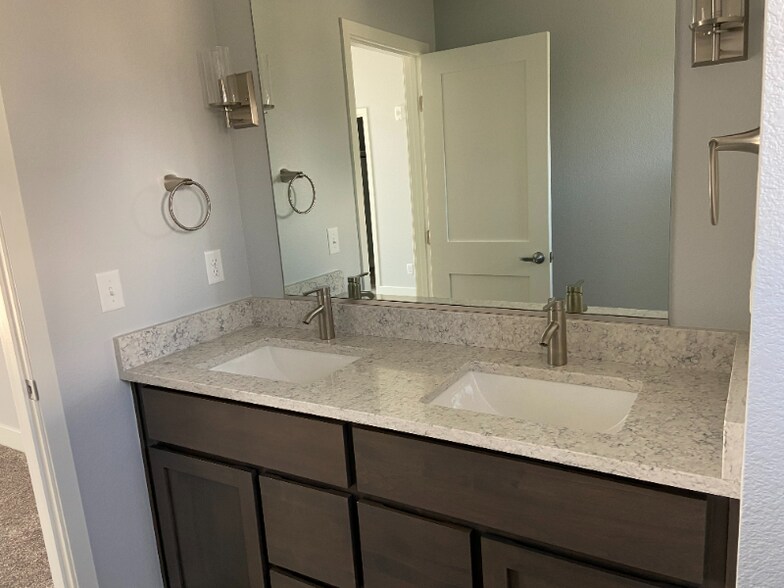 Building Photo - 909 Blondel St