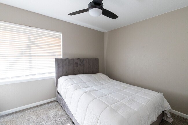 Building Photo - Remodeled 3 bedroom/ 2 bathroom