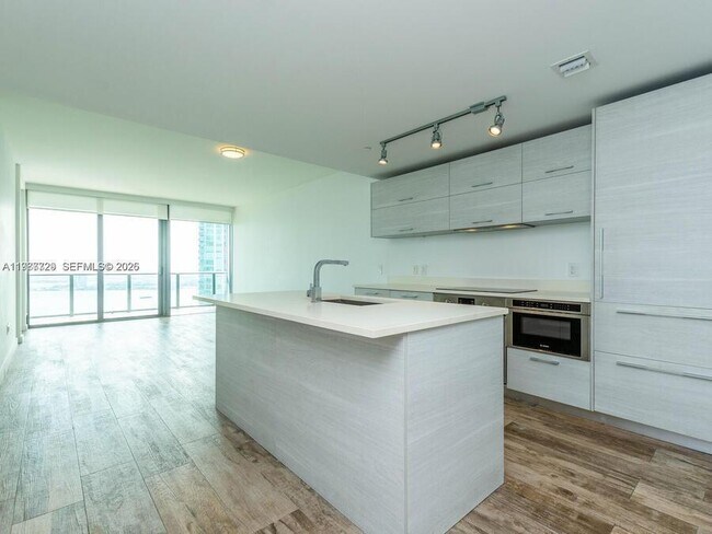 Building Photo - 650 NE 32nd St