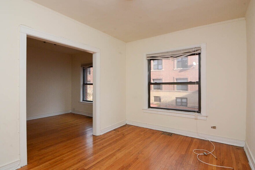 Building Photo - 834 W Waveland Ave